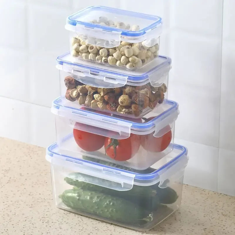 Stapelbare Kühlschrank Aufbewahrungsboxen mit Lebensmitteln: Gurken, Tomaten und Snacks im klaren Design.