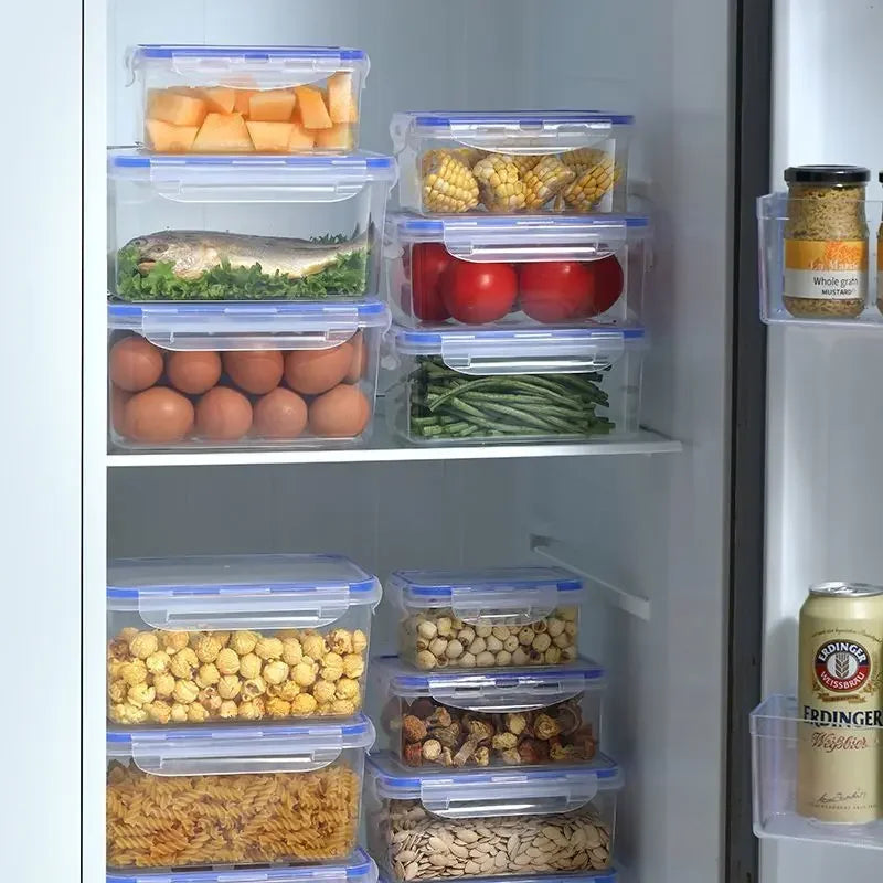Stapelbare Kühlschrank Aufbewahrungsboxen mit Lebensmitteln, gut organisiert in einem Kühlschrank.