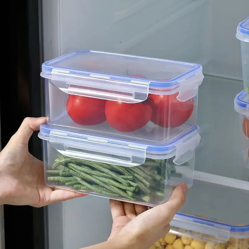 Stapelbare Kühlschrank Aufbewahrungsbox mit Deckel, gefüllt mit Tomaten und grünen Bohnen.